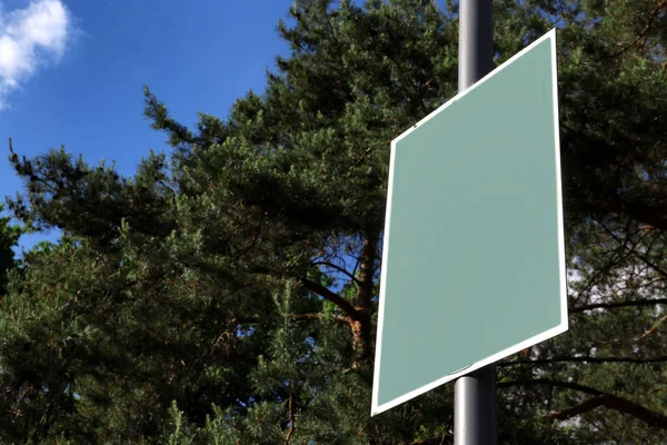 Tom styrelsen i grön park — Stockfoto