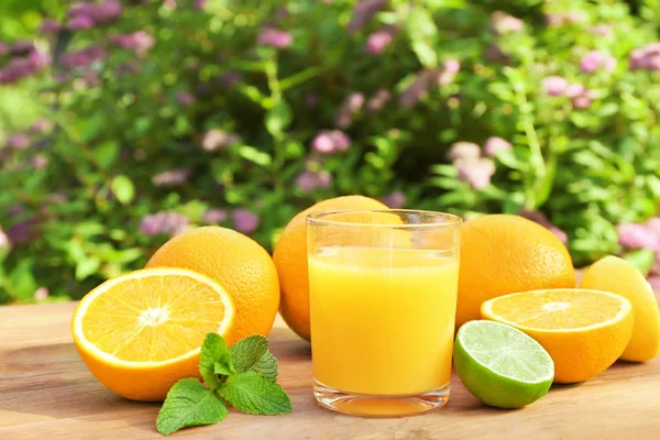 新鮮なオレンジジュースをテーブルの上に置いて — ストック写真