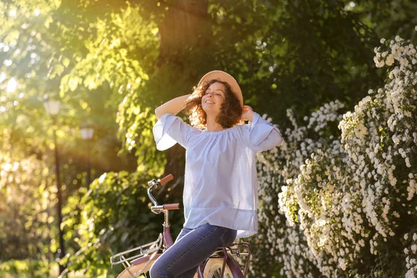 Schöne junge Frau mit Fahrrad, im Freien — Stockfoto