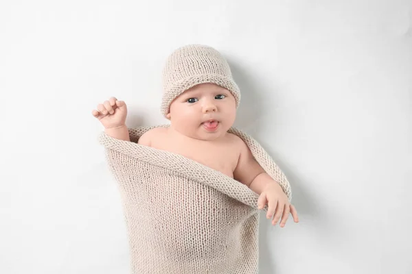 Bebê recém-nascido bonito em casulo de malha no fundo branco — Fotografia de Stock