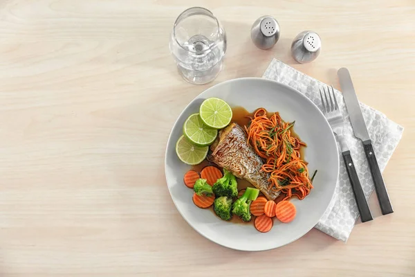 Placa con deliciosos pescados, salsa y verduras — Foto de Stock