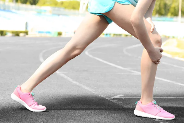 Genç kadın bacak ağrısı acı