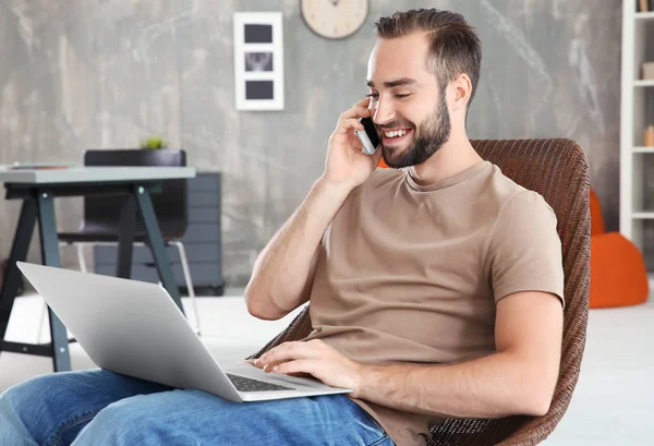 Genç adam bilgi arama 