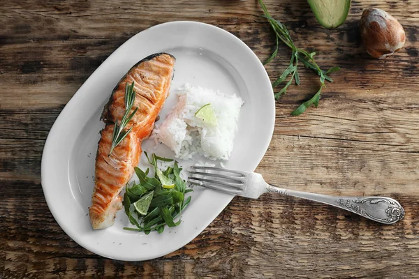 Placa con rebanada de salmón —  Fotos de Stock