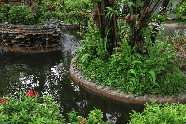 Schöner Garten im tropischen Resort — Stockfoto