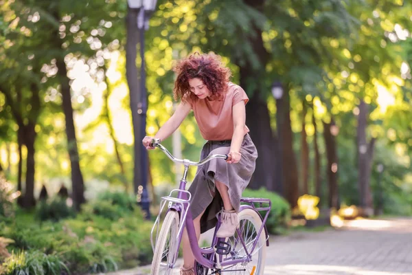 Красивая молодая женщина с велосипедом, на улице — стоковое фото