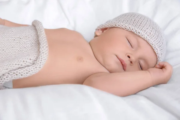 Lindo bebé durmiendo en la cama en casa — Foto de Stock