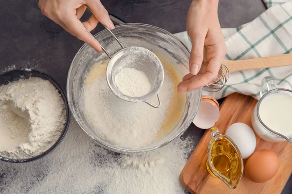 Kadın Şef mutfak masasında cam kapta hamur yapma