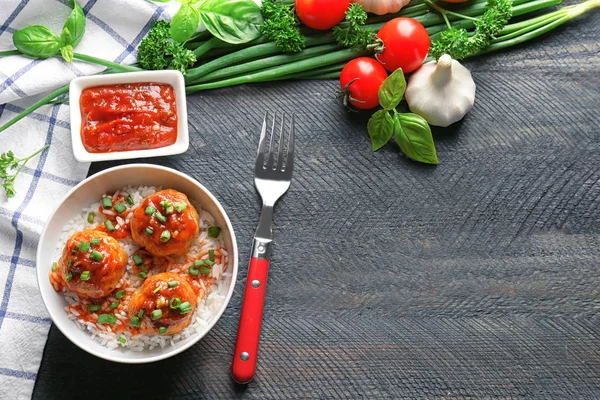 Polpette con riso e salsa — Foto Stock