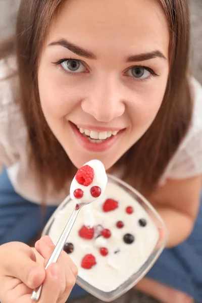 Młoda kobieta jedzenie jogurt, zbliżenie — Zdjęcie stockowe