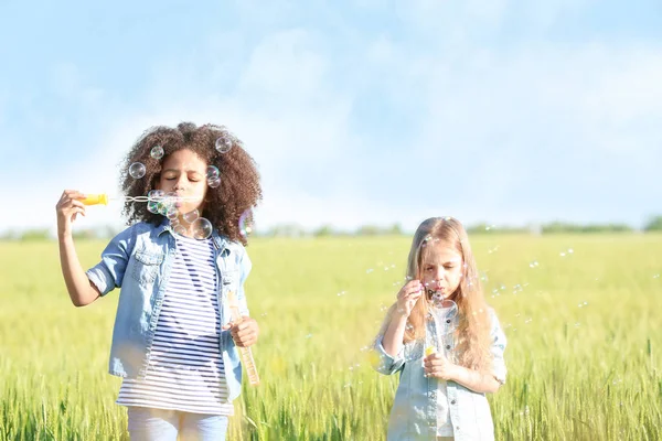 Yeşil alan içinde mutlu küçük kızlar
