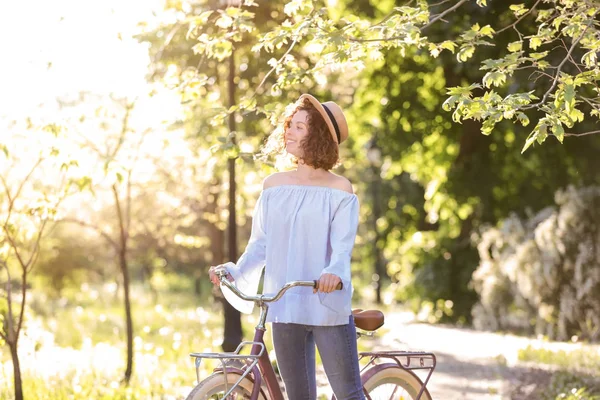 Bisiklet, açık havada olan güzel kadın