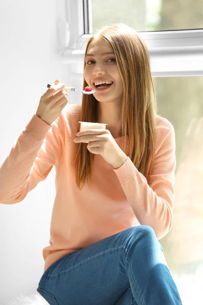Kvinna äta yoghurt — Stockfoto
