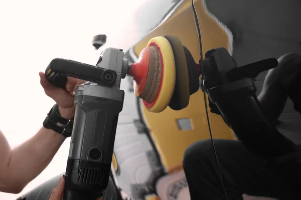 Uomo lucidatura auto con macchina tampone di potenza in officina di riparazione — Foto Stock