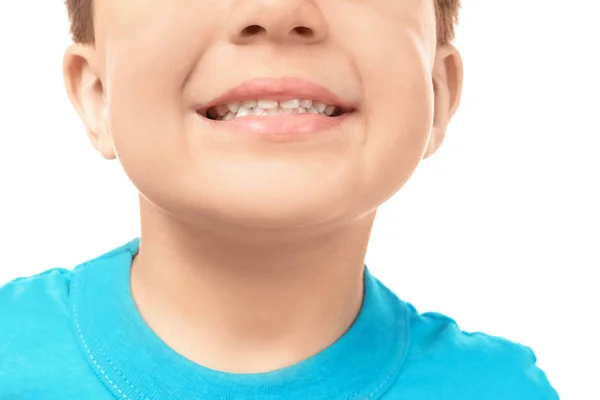 Bonito menino sorridente no fundo branco, close-up. Conceito de higiene oral — Fotografia de Stock