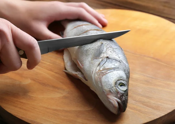 女人切新鲜鱼 — 图库照片