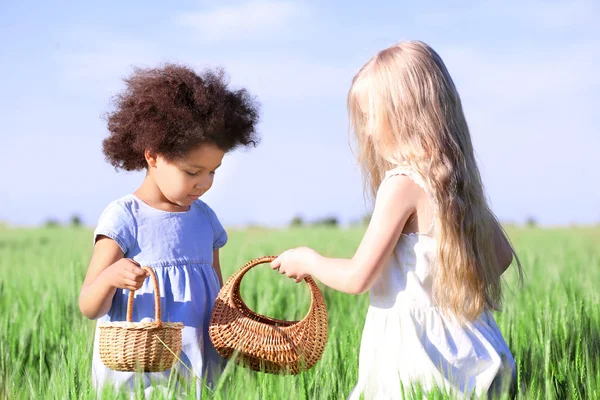 Glada små flickor i grönt fält — Stockfoto