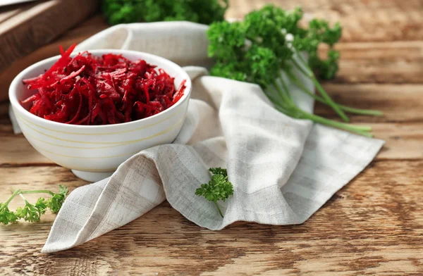 Schale mit geriebener Rote Bete auf Holztisch — Stockfoto