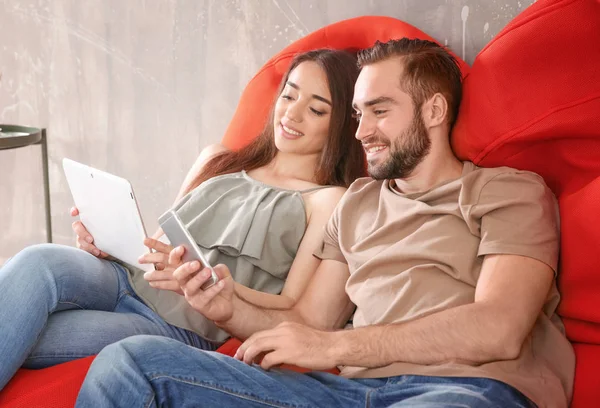 Casal jovem procurando informações — Fotografia de Stock