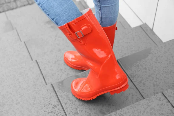 Mulher em botas de borracha vermelha — Fotografia de Stock