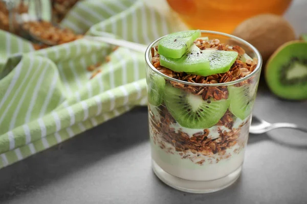 Leckeres Dessert mit Joghurt im Glas auf dem Tisch — Stockfoto
