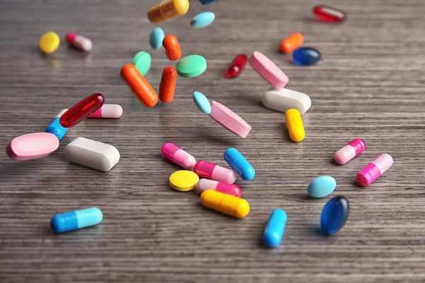 Olika färgglada piller — Stockfoto