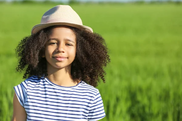 Piccola ragazza afro americana in campo verde — Foto Stock