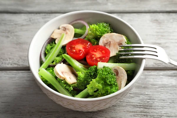 Brokoli Salatası Masasında ile kase