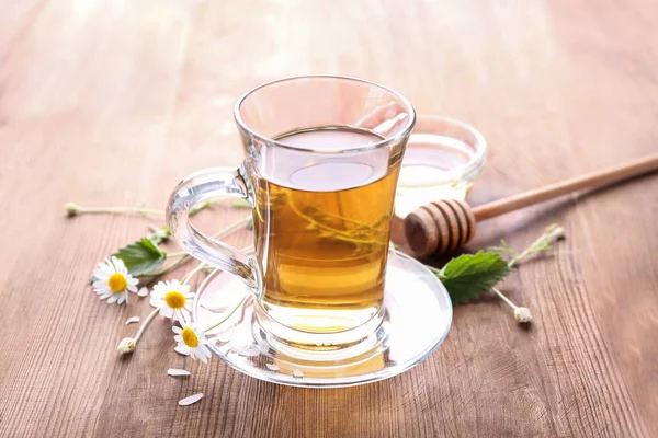 Bir fincan papatya çayı.