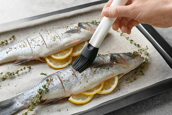 Taze balık limon ile doldurulmuş 