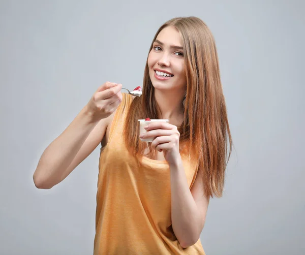 Vrouw eten yoghurt — Stockfoto