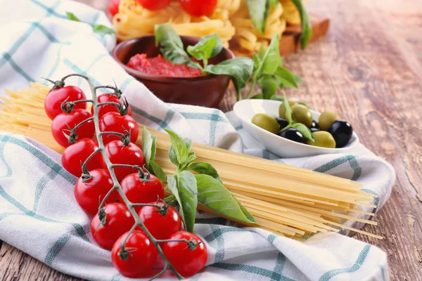 Skład z pomidorami i makaron — Zdjęcie stockowe