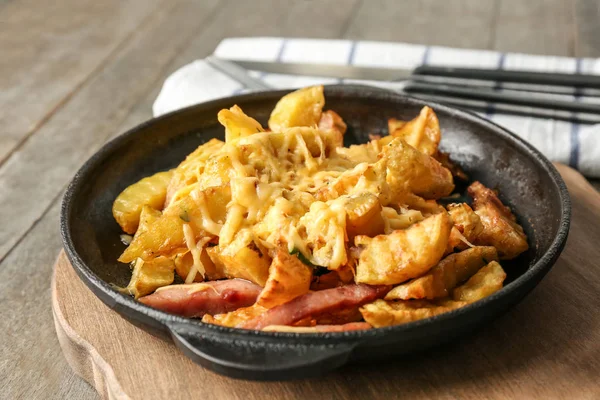 Tablo lezzetli akşam yemeği ile pişirme çanağı. Bir kavram için pişirme