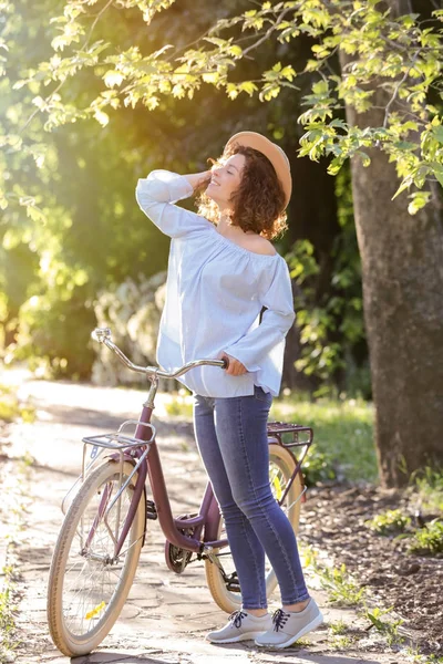 Mooie jonge vrouw met fiets, buitenshuis — Stockfoto