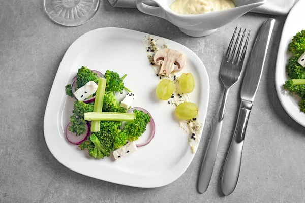 Placa con ensalada de brócoli en la mesa —  Fotos de Stock