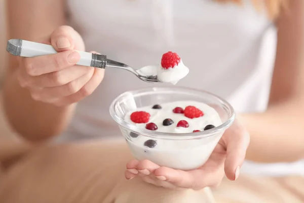 Giovane donna mangiare yogurt, primo piano — Foto Stock