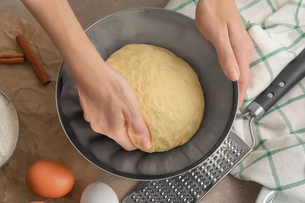 Chef hembra amasando masa en un tazón en la mesa de la cocina — Foto de Stock