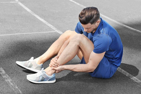 남자 다리에 통증에서 고통 — 스톡 사진