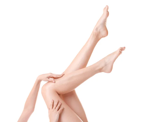 Młoda kobieta dotyka jej nogi — Zdjęcie stockowe