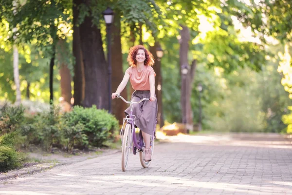 Красивая молодая женщина с велосипедом, на улице — стоковое фото