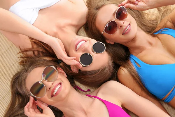 Güzel genç kadın üzerinde açık renkli bikini