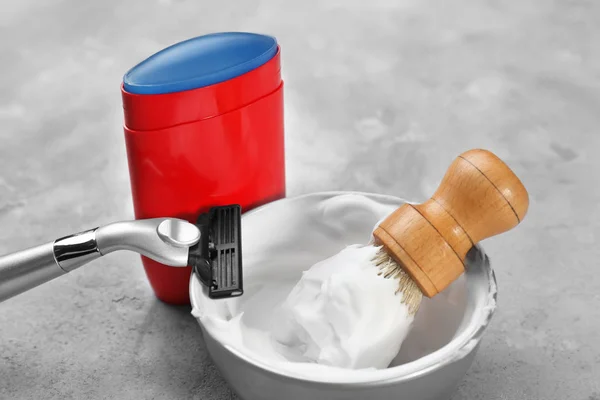 Deodorant en scheren tools op grijze tafel — Stockfoto