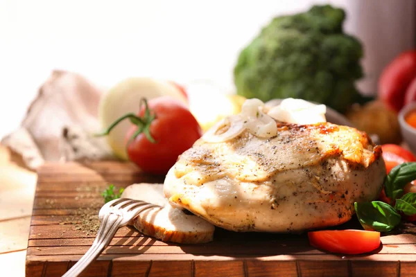 Lezzetli bütün hindi göğsü