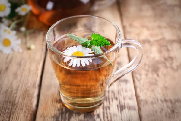 Bir fincan papatya çayı.