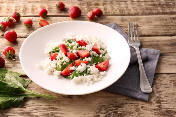 Çilekli ıspanak salatası. — Stok fotoğraf