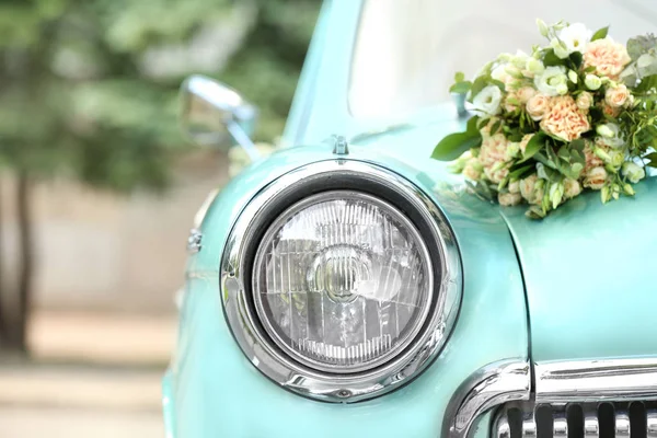 Düğün araba açık havada güzel çiçek dekorasyon