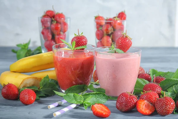 Glasses of fresh strawberry and banana smoothies — Stock Photo, Image