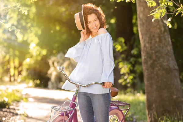 Bisiklet, açık havada olan güzel kadın