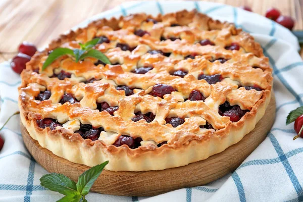 lezzetli vişneli pasta 