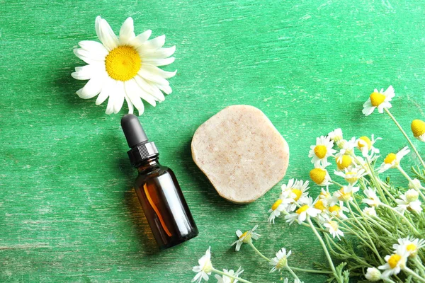 Temel yağ, sabun ve papatya çiçekleri ile şişe